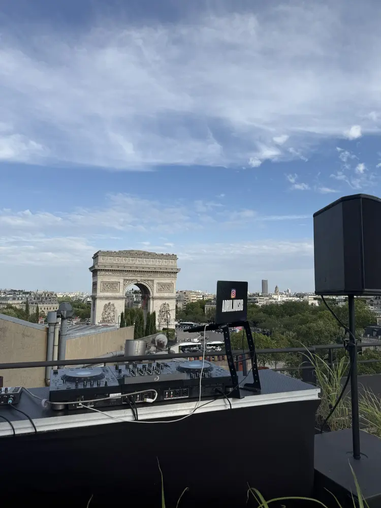 Rooftop Champs-Élysées — Face à l'Arc de Triomphe