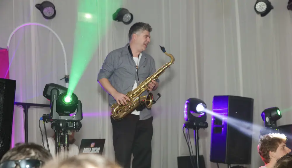 Live saxophone — DJ + musicien, lyres en action