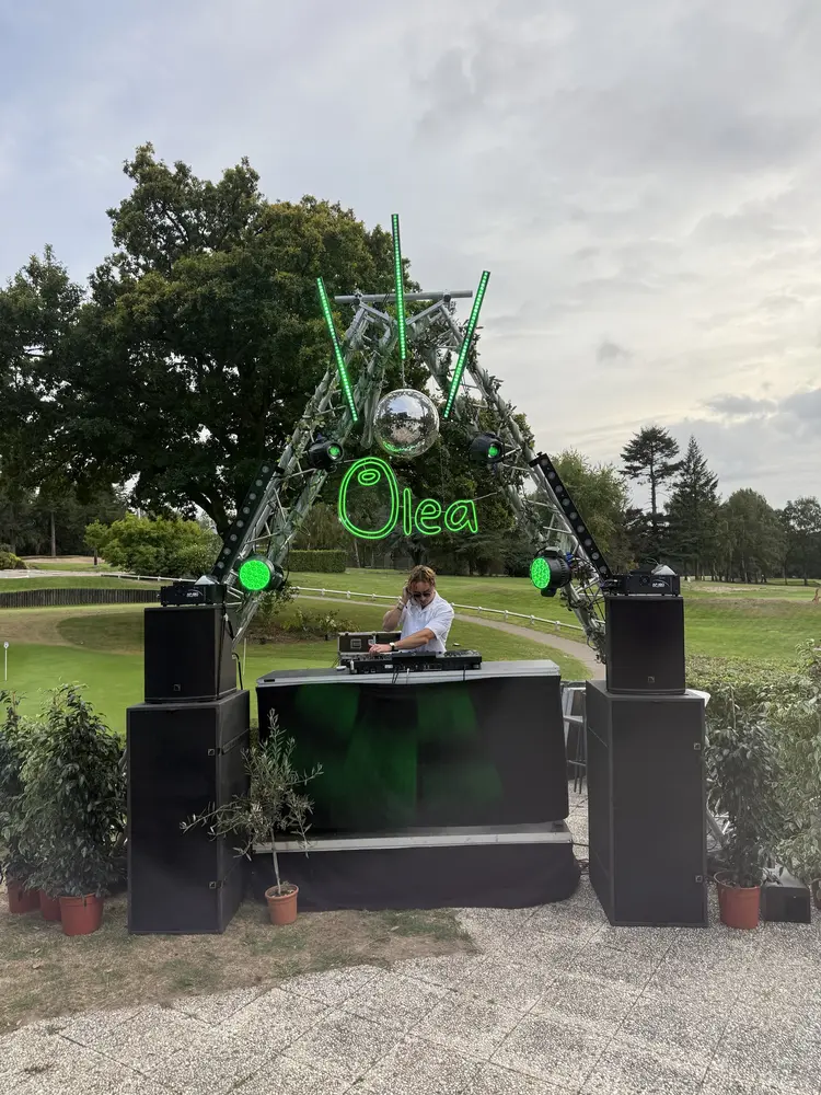 Installation DJ et lumière en extérieur sur une pelouse