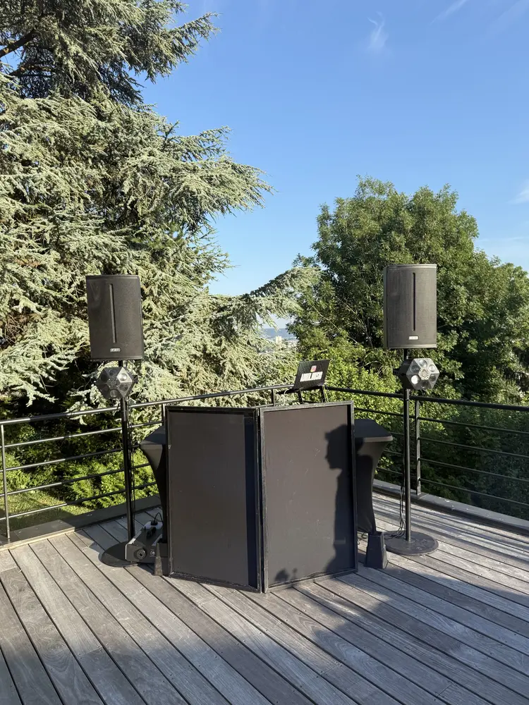 Terrasse arborée — Sonorisation légère en extérieur