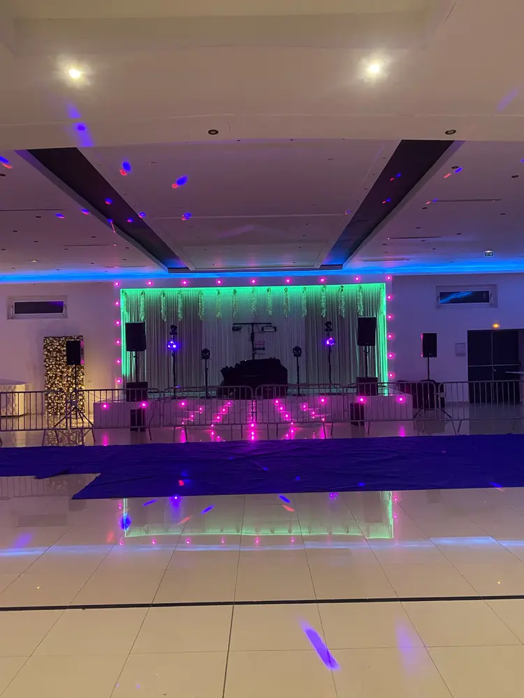 Salle de réception — Scène et piste prêtes pour la soirée