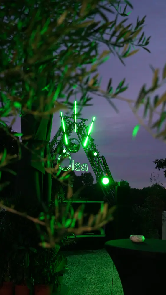 Structure truss et néon lumineux pour une soirée house en extérieur
