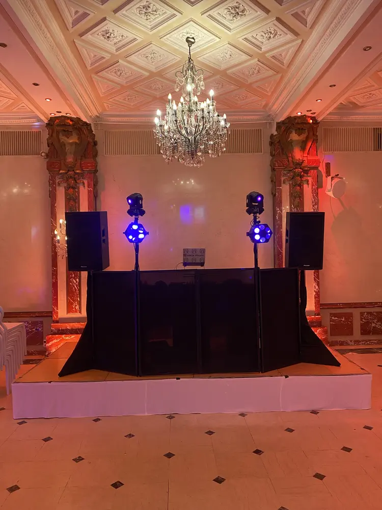 Salon d'apparat — Estrade habillée sous le lustre