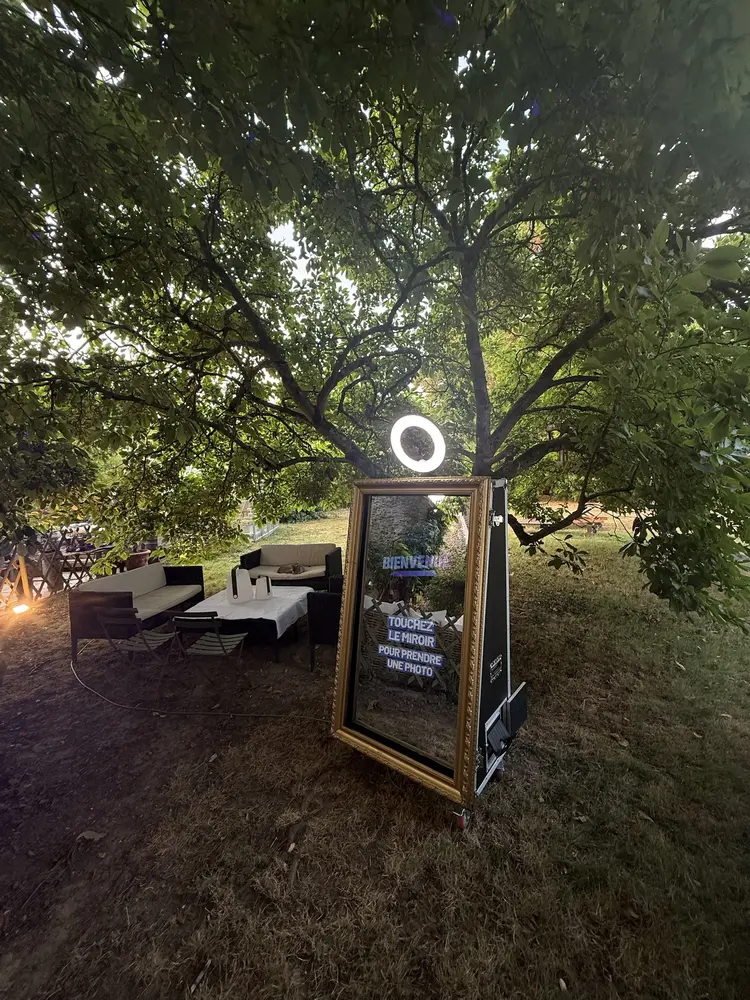 Miroir photo — Installé sous les arbres pour le cocktail