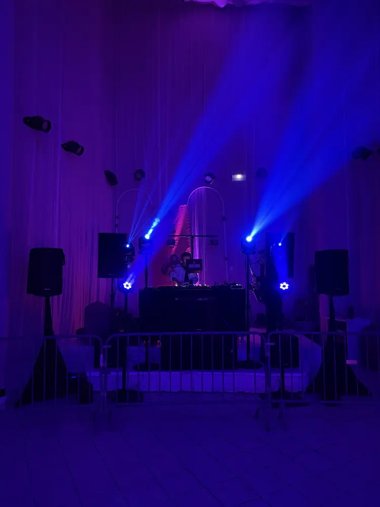 Grande soirée — Scène, barrières et faisceaux