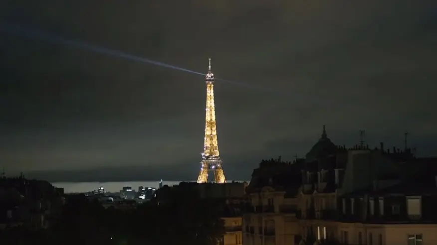 La Tour Eiffel illuminée vue depuis la réception