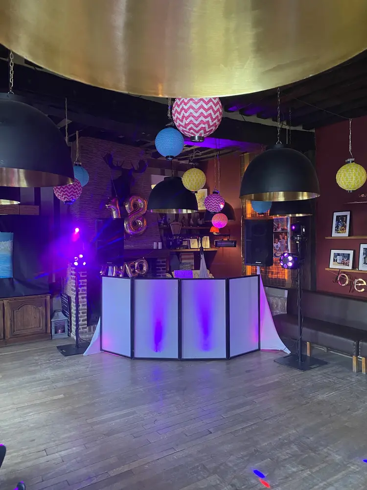 Anniversaire 18 ans — Décor, lanternes et façade lumineuse