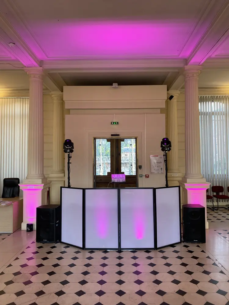 Soirée au musée — Façade DJ dans une salle à colonnes