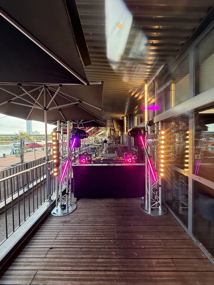 Terrasse couverte — Truss et barres LED