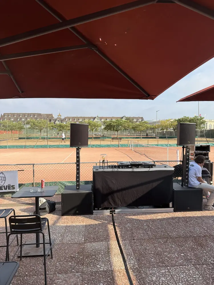 Club-house — Set en terrasse, vue sur les courts