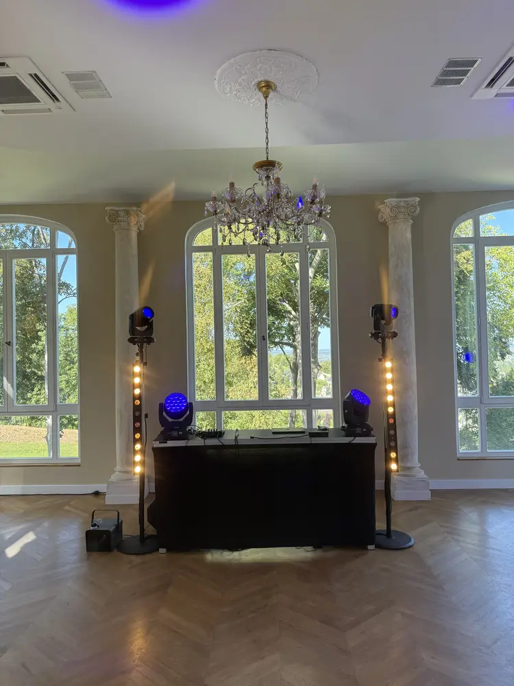 Château — cabine DJ — Lyres et colonnes LED allumées